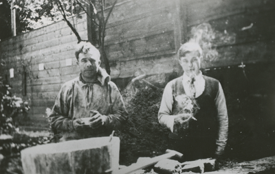 876107 Portret van Hendrik Johannes Stomp sr. en Hendrik Johannes Stomp jr. (Oranjestraat 22) in Wijk C te Utrecht, die ...